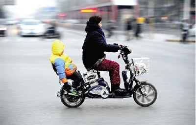 昨日下午，隴海西路桐柏路口，紅燈亮起的瞬間一輛電動車闖過路口。