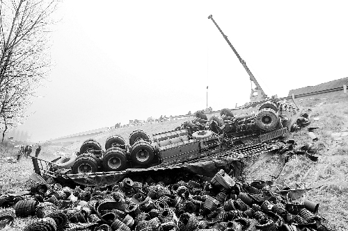 　一輛貨車(chē)沖開(kāi)護(hù)欄翻下高速，輪胎散落一旁