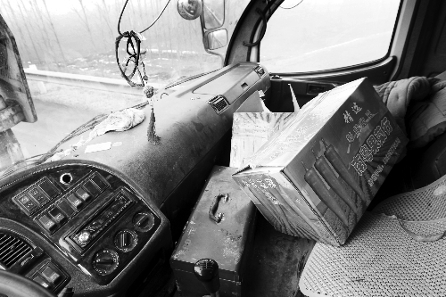 　在事故救援車(chē)的副駕駛位置發(fā)現(xiàn)兩箱事故車(chē)上拉的蔬菜