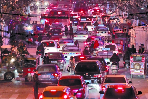 昨晚11點，二七廣場仍較擁堵。圖為東太康路在擁堵中。