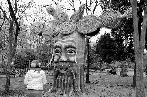 2月5日，游人在鄭州市人民公園內(nèi)欣賞一個(gè)由廢舊塑料瓶做裝飾的造型花燈。記者 王 錚 攝