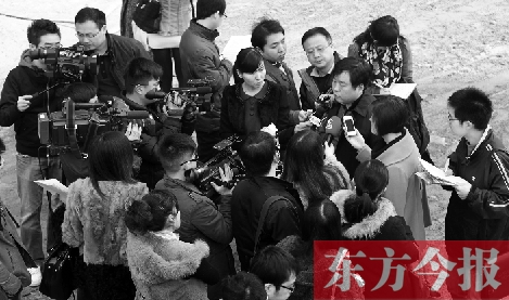 經(jīng)適房“下課”，公租房的申請(qǐng)、租金等備受關(guān)注，圖為鄭州市房管局規(guī)劃和住房保障處處長馮榮智被媒體記者“