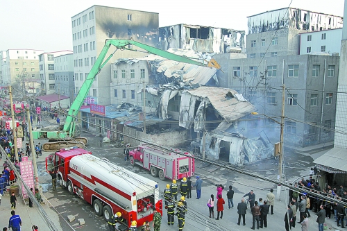 風助火勢，6座相鄰的居民樓加建的板房樓陸續(xù)被大火引燃。