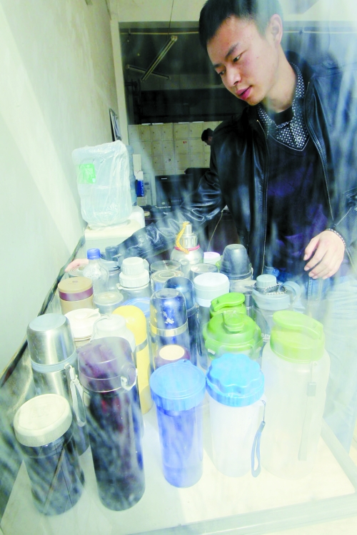 怕堵在路上，公交司機(jī)不敢喝水，把杯子放在了調(diào)度室