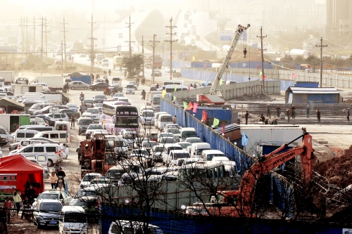 昨日上午，京廣路與南三環(huán)交叉口附近堵成了一鍋粥