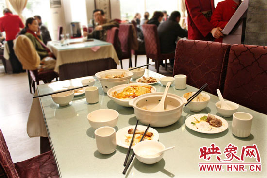 3月22日，阿五美食英協(xié)路店幾位顧客用完餐后，盤子里的食物所剩無幾。