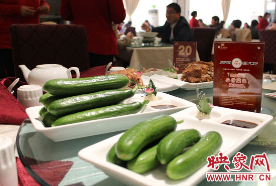 3月22日，阿五美食英協(xié)路店的服務員為我們展示大份菜品和小份菜品