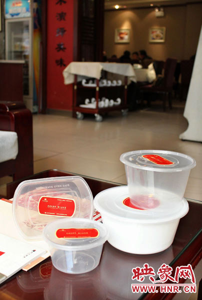 阿五美食英協(xié)路店為顧客提供的各種大小的打包餐盒。