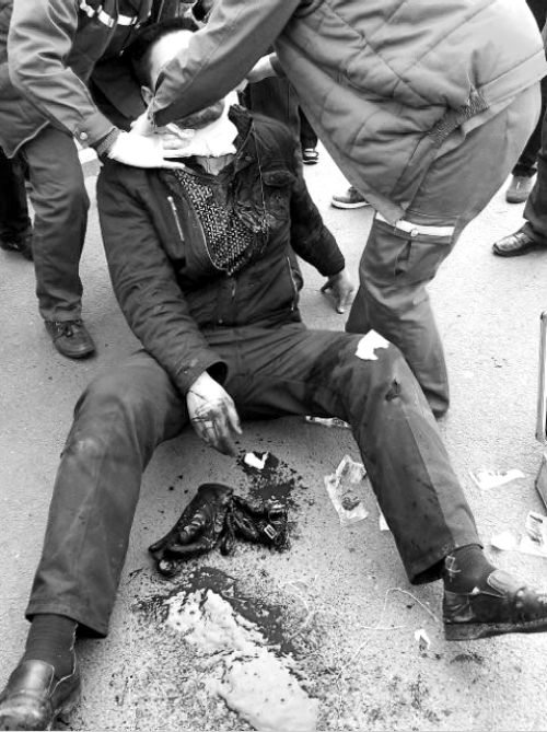 醫(yī)護(hù)人員在對傷者實(shí)施緊急搶救(網(wǎng)友供圖) 醫(yī)護(hù)人員在對傷者實(shí)施緊急搶救(網(wǎng)友供圖)