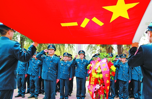 　　“我宣誓:保衛(wèi)祖國藍(lán)天不受侵犯!”4月3日,濟(jì)空某部的官兵來到內(nèi)鄉(xiāng)縣烈士陵園掃墓,通過敬獻(xiàn)花籃、