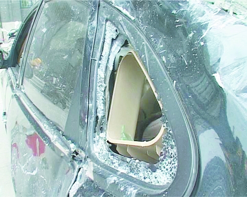 爆炸導致部分窗玻璃碎裂掉落,殃及樓下停放的轎車。