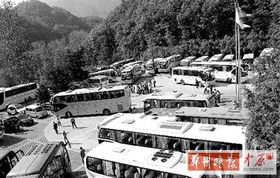 嵩縣各個(gè)景區(qū)門(mén)前都是車(chē)水馬龍