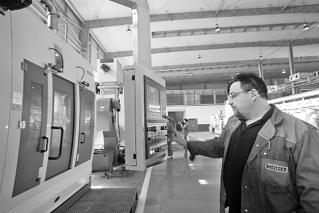 　　▲5月7日，來自德國的專家正在中原內(nèi)配股份有限公司的生產(chǎn)線上調(diào)試設(shè)備。