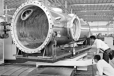 ▲5月6日，河南飛宇實(shí)業(yè)有限公司的技術(shù)人員正在調(diào)試設(shè)備，準(zhǔn)備試生產(chǎn)。