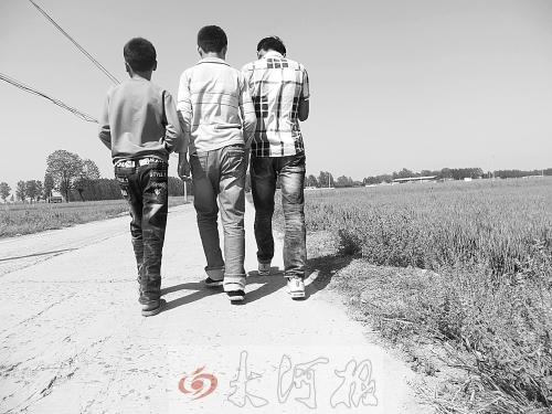 親眼目睹小伙伴在自己面前慘遭橫禍,三個孩子變得異常沉默。