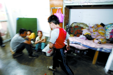 孩子們住在這里，沒(méi)有上學(xué)，大部分時(shí)間是練功，出去表演