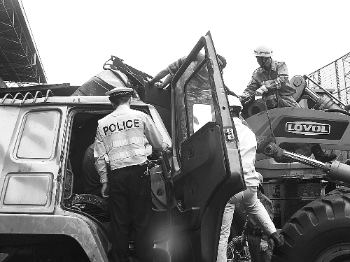 　　調(diào)來鏟車，幫忙救人。