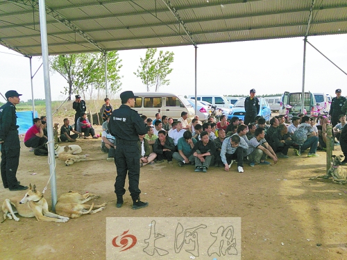 民警突襲賭場，64名涉案人員全部落網(wǎng)。