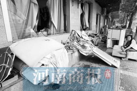 　多間臨街商鋪夜間被砸，店里的沙發(fā)、貨品等被搬到了戶外  侯建勛/攝