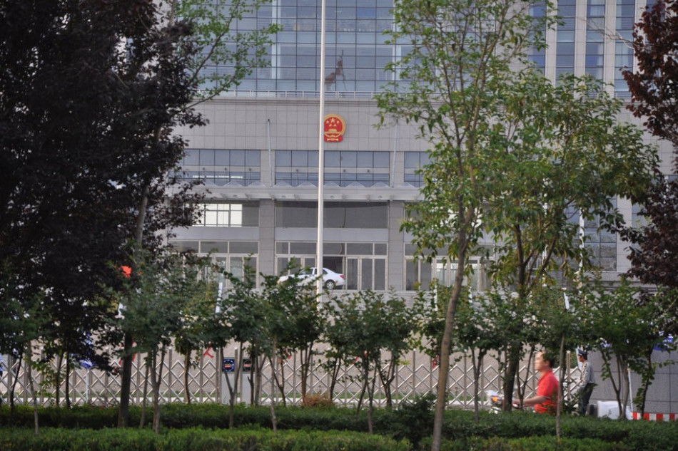 　　圖為魏都區(qū)政府門前的國徽和隱約的“為人民服務”字樣。來源：光明網