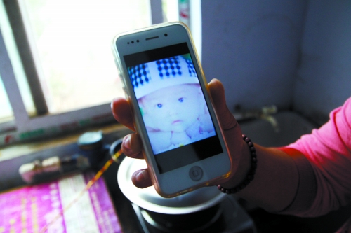 兒子過去的照片，她一直存在手機里