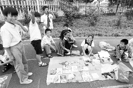 小學生當?shù)財偫习?，擺起攤來也很專業(yè)