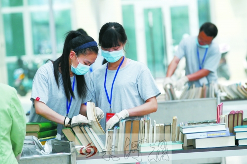 工作人員正在忙著整理書籍,逐一登記、歸類。