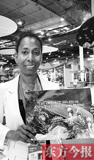 桑麗莎的童話書(shū)《皇帝、新娘與龍袍》在上海世博會(huì)加勒比聯(lián)合館與中國(guó)讀者見(jiàn)面 資料圖片