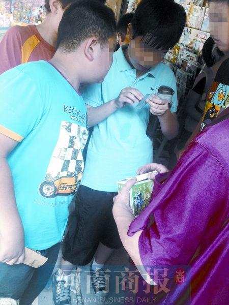小賣鋪內(nèi)，孩子們圍在一起查看“中獎”情況