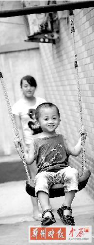 張麗梅說，兒子的每張笑臉，都會(huì)讓自己看到希望。