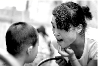 　張麗梅的發(fā)音吐字并不清晰。但她每次教兒子練習(xí)，都力求做到“聲情并茂”。