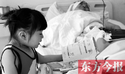 　昨天上午，鄭州市骨科醫(yī)院病房內(nèi)，李剛躺在病床上，女兒嘟嘟在安靜地看書