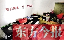 廁所進門中廳，擺放著灶臺、餐桌、床鋪等，乍一看像個客廳