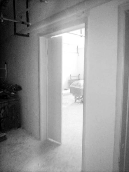 原有的太平間被扒了，又新建了一個(gè)