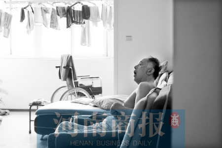 金老先生因偏癱生活不能自理，鄰居說(shuō)，平時(shí)經(jīng)?？吹阶o(hù)工和老人的弟弟前來(lái)照顧 實(shí)習(xí)生 唐韜/攝