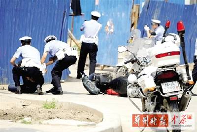 　一名歹徒被抓獲，另一名歹徒持槍劫持了一名門衛(wèi)。