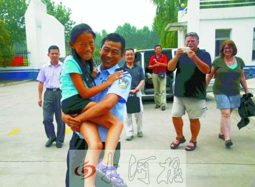 黨心松一行人剛下車(chē)，楊衛(wèi)軍就一把抱起了她，流露出幸福的笑容，不遠(yuǎn)處史蒂夫拍照銘記這一刻。