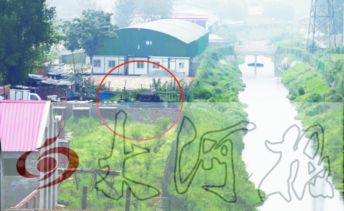 　彩虹橋西南側(cè)有一個大型地溝油加工窩點，廢水流入旁邊的排水渠。