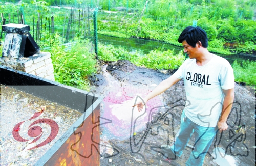 煉油點將骯臟、臭氣熏人的廢水直接排入溝渠。