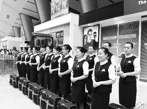 本想著上了學(xué)能安排到高鐵或地鐵單位當(dāng)乘務(wù)員，結(jié)果只是去做安保服務(wù)，許多學(xué)生稱上當(dāng)了