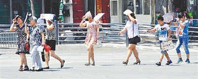  街頭，遮擋陽(yáng)光是一門“技術(shù)活”。