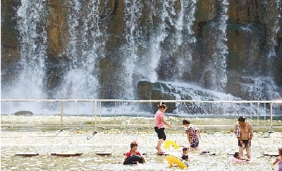 能玩水的地方，人一定多。