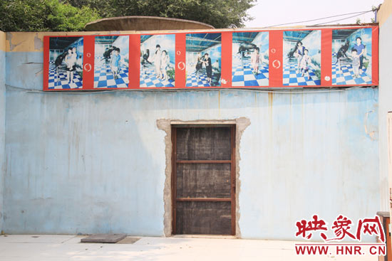 在鄭州市動物園內(nèi)的海獅館內(nèi)，隨處可見游客與動物合影的宣傳畫。