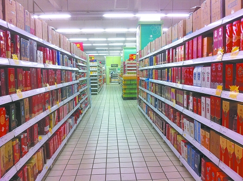 商場里賣的酒，銷售人員稱都是純糧酒，而專家稱，中、低檔酒用酒精和各種添加劑勾兌的情況并不鮮見。