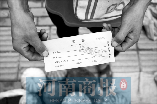 百花路附近的瓜農(nóng)宋師傅交完衛(wèi)生費(fèi)后收到一張收據(jù)，但沒有收款單位