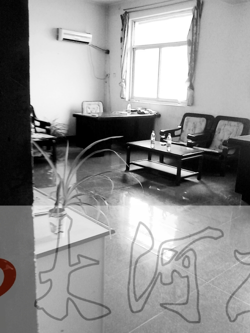 上班時(shí)間，這間辦公室內(nèi)卻空無(wú)一人。