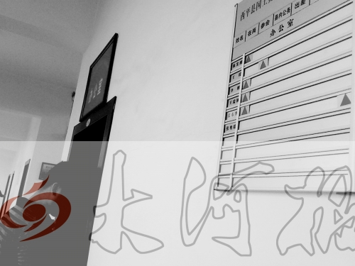 　7月4日上午，西平縣國土局辦公室門口在崗牌子高高掛，但里面空無一人。