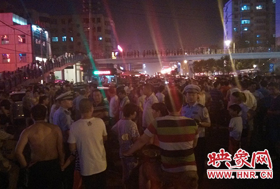 8月7日晚20時(shí)許，幾位交警在人群中