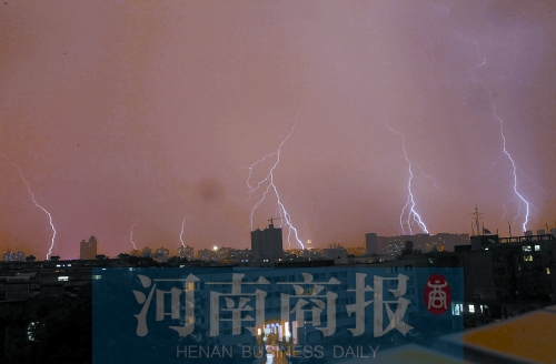昨天21:30左右，雷電頻頻“光顧”鄭州市區(qū)