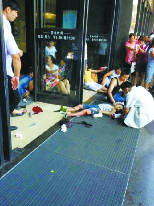 許昌女子無(wú)照駕駛釀慘禍 油門(mén)當(dāng)剎車(chē)致1死11傷